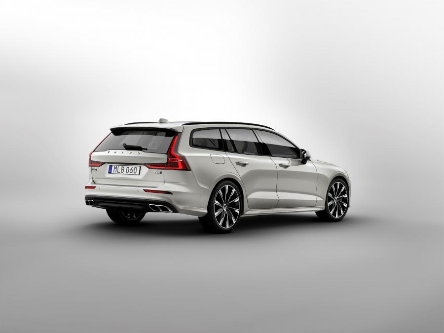  Volvo V60 T6 Momentum 2018 года  (WW) (фото 10 из 15)